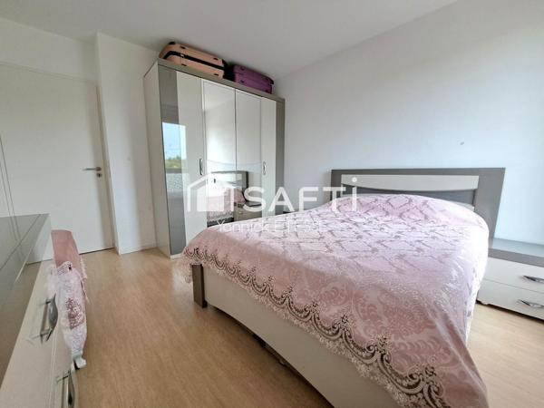 Trois pièces de 2017 avec grand balcon, deux places de parking en sous-sol.