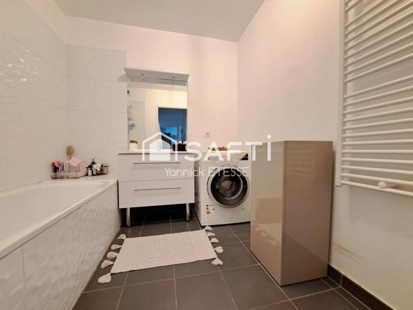 Trois pièces de 2017 avec grand balcon, deux places de parking en sous-sol.