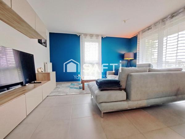 Trois pièces de 2017 avec grand balcon, deux places de parking en sous-sol.