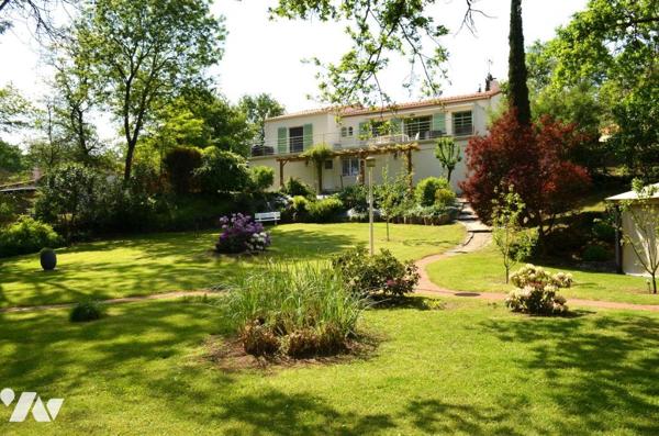 MAGNIFIQUE PROPRIETE DE CARACTERE - TYPE 4 - PARC DE 3900 M²