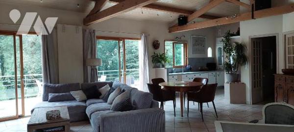 MAGNIFIQUE PROPRIETE DE CARACTERE - TYPE 4 - PARC DE 3900 M²