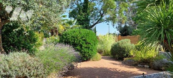 MAGNIFIQUE PROPRIETE DE CARACTERE - TYPE 4 - PARC DE 3900 M²