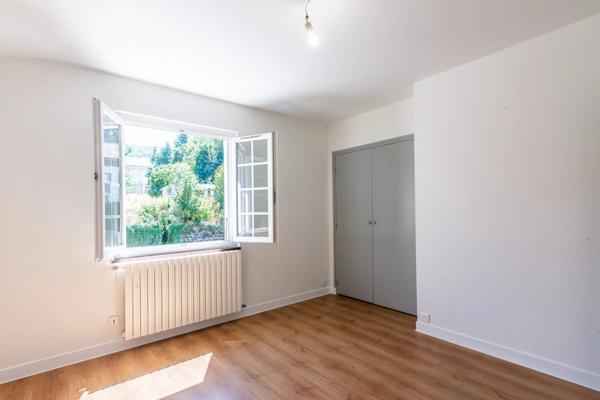 Devenez les premiers propriétaires de ce magnifique appartement T4 de 86 m² entièrement rénové, au sein d’une charmante copropriété à taille humaine.
