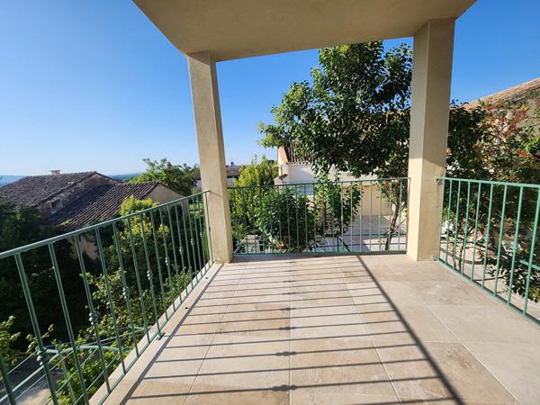 EXCLUSIVITE A LOUER A CHATEAUNEUF DE GADAGNE ENTRE AVIGNON ET L'ISLE SUR LA SORGUE - APPARTEMENT DE TYPE 1 de 27.70 m² de surface habitable AVEC TERRASSE DE 8.87 M² + BALCON 2.27 M² - PARKING