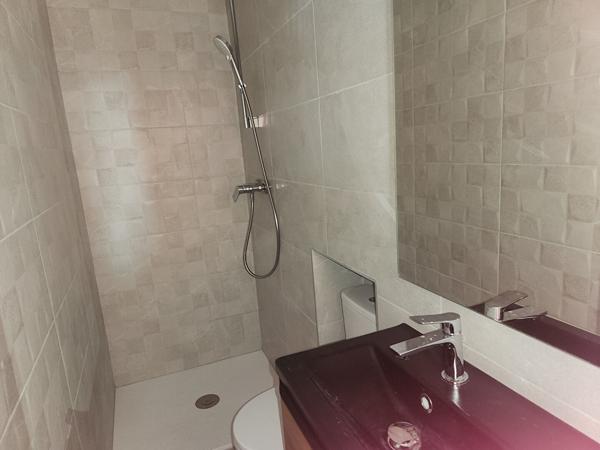 EXCLUSIVITE A LOUER A CHATEAUNEUF DE GADAGNE ENTRE AVIGNON ET L'ISLE SUR LA SORGUE - APPARTEMENT DE TYPE 1 de 27.70 m² de surface habitable AVEC TERRASSE DE 8.87 M² + BALCON 2.27 M² - PARKING