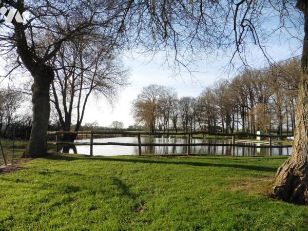 Terrain clos contenant deux étangs tout équipés