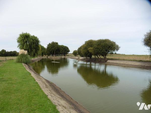 Terrain clos contenant deux étangs tout équipés