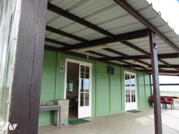 Terrain clos contenant deux étangs tout équipés