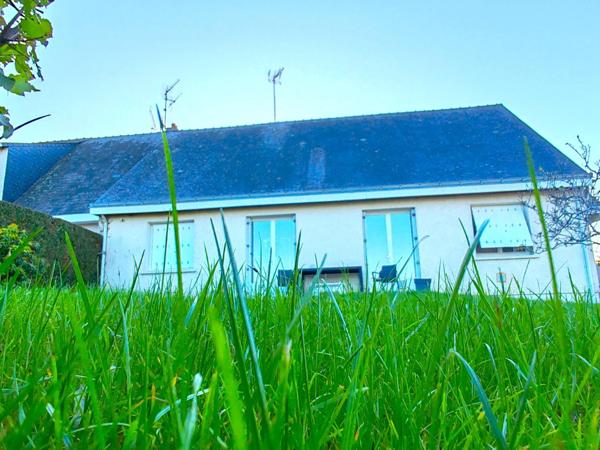 Maison avec vie de plain-pied /  5 Chambres / terrain / grand garage en sous-sol !! A visiter sans tarder !