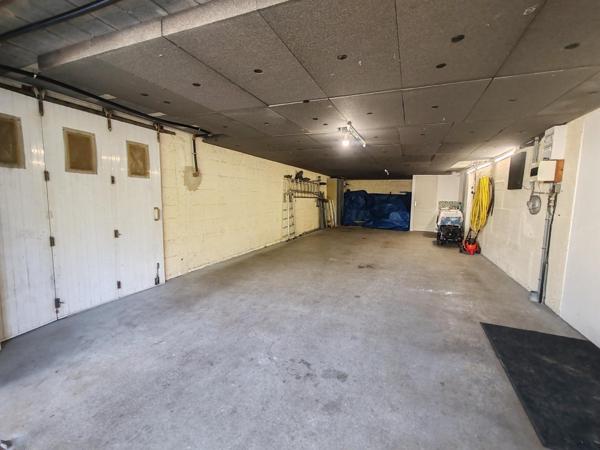 Maison avec vie de plain-pied /  5 Chambres / terrain / grand garage en sous-sol !! A visiter sans tarder !