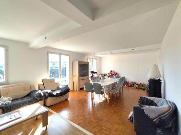 Maison avec vie de plain-pied /  5 Chambres / terrain / grand garage en sous-sol !! A visiter sans tarder !