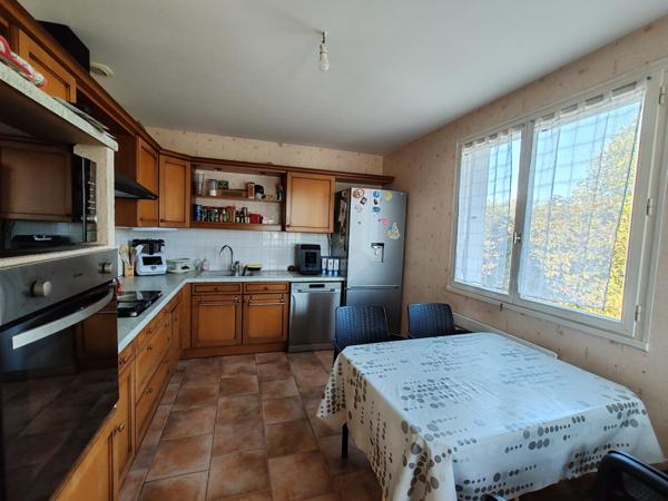 Maison avec vie de plain-pied /  5 Chambres / terrain / grand garage en sous-sol !! A visiter sans tarder !