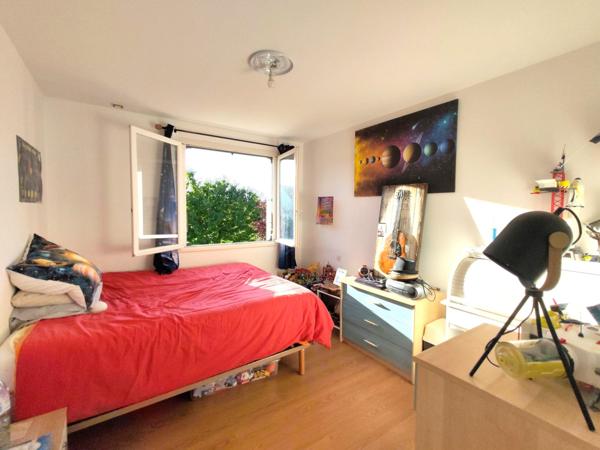 Maison avec vie de plain-pied /  5 Chambres / terrain / grand garage en sous-sol !! A visiter sans tarder !