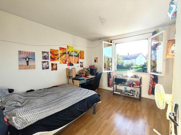 Maison avec vie de plain-pied /  5 Chambres / terrain / grand garage en sous-sol !! A visiter sans tarder !