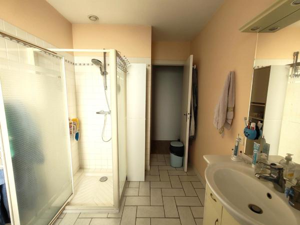 Maison avec vie de plain-pied /  5 Chambres / terrain / grand garage en sous-sol !! A visiter sans tarder !