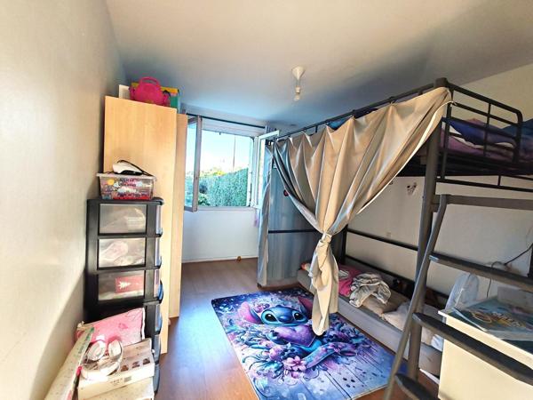 Maison avec vie de plain-pied /  5 Chambres / terrain / grand garage en sous-sol !! A visiter sans tarder !