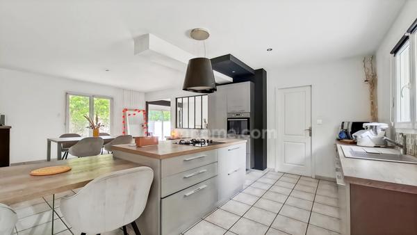 Maison de plain-pied 6 pièces + garage avec piscine à vendre à Charmeil, proche Vichy – 142 m² hab - (03)