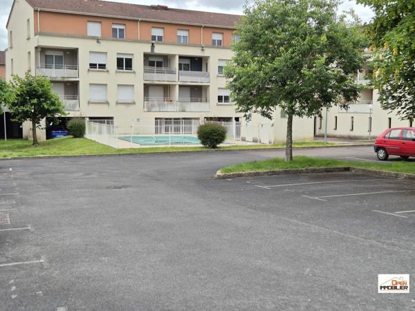 Maison de ville ave patio pour habitation et (ou) activité commerciale