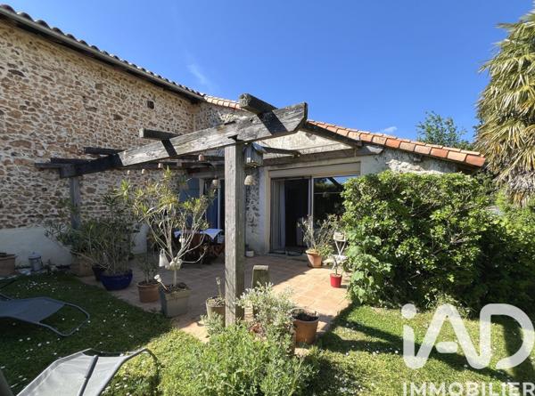 Maison à vendre 9 pièces 218 m² Valence-en-Poitou