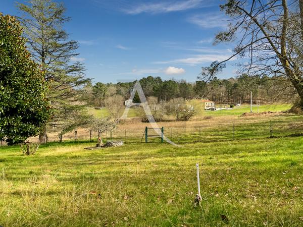 Maison de campagne avec 1,11 hectares et dépendances.