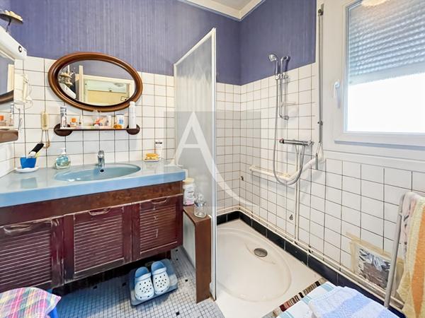 Maison de campagne avec 1,11 hectares et dépendances.