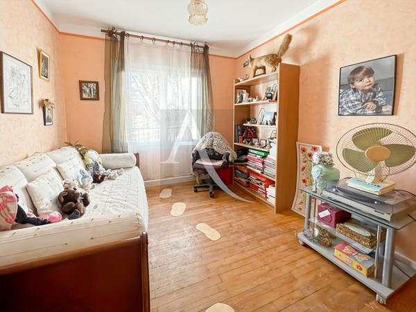 Maison de campagne avec 1,11 hectares et dépendances.