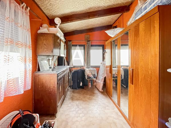 Maison de campagne avec 1,11 hectares et dépendances.