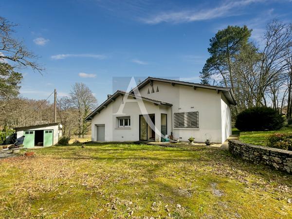 Maison de campagne avec 1,11 hectares et dépendances.