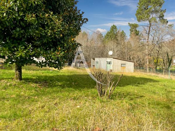 Maison de campagne avec 1,11 hectares et dépendances.