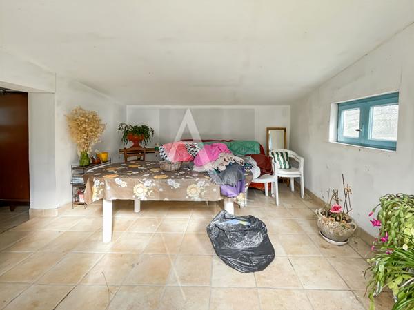 Maison de campagne avec 1,11 hectares et dépendances.