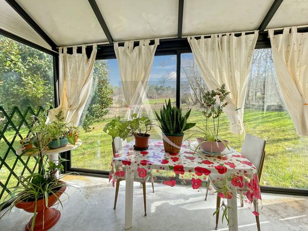 Maison de campagne avec 1,11 hectares et dépendances.