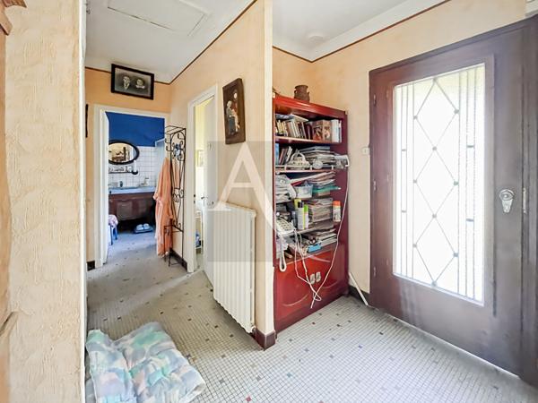 Maison de campagne avec 1,11 hectares et dépendances.