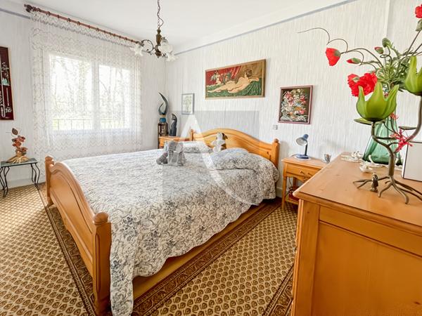 Maison de campagne avec 1,11 hectares et dépendances.