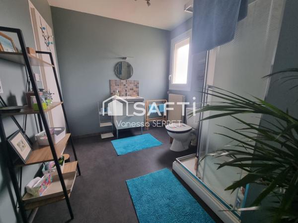 Maison familiale avec véranda plein sud et jardin arboré : un havre de paix à Saint-Hilaire-Petitville.