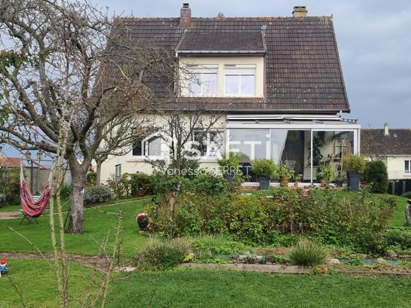 Maison familiale avec véranda plein sud et jardin arboré : un havre de paix à Saint-Hilaire-Petitville.