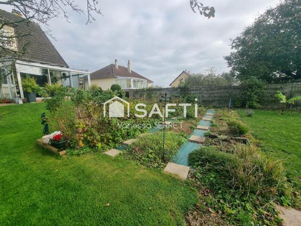 Maison familiale avec véranda plein sud et jardin arboré : un havre de paix à Saint-Hilaire-Petitville.
