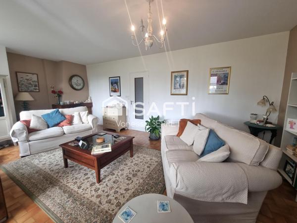 Maison familiale avec véranda plein sud et jardin arboré : un havre de paix à Saint-Hilaire-Petitville.