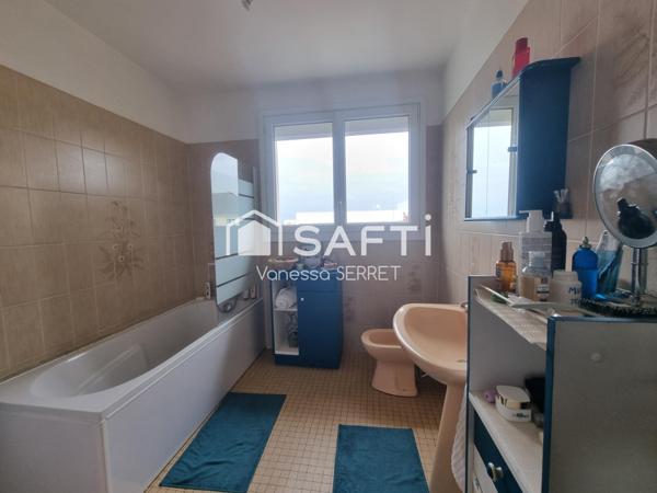 Maison familiale avec véranda plein sud et jardin arboré : un havre de paix à Saint-Hilaire-Petitville.