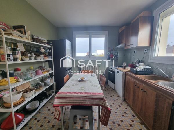 Maison familiale avec véranda plein sud et jardin arboré : un havre de paix à Saint-Hilaire-Petitville.