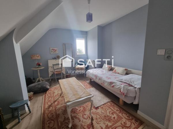 Maison familiale avec véranda plein sud et jardin arboré : un havre de paix à Saint-Hilaire-Petitville.