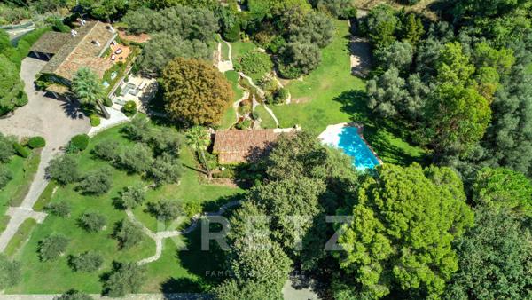 Villa au contact du vieux village de Mougins vue mer