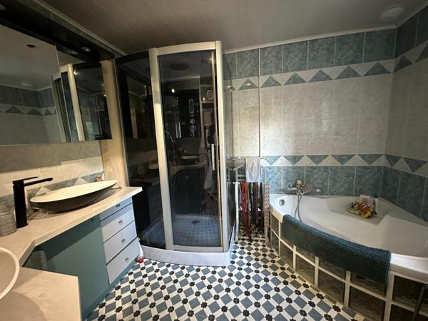 Longère 230 m², 4 pièces, 3 chambres, double garage.