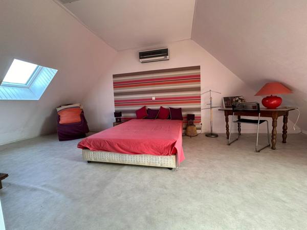 Longère 230 m², 4 pièces, 3 chambres, double garage.