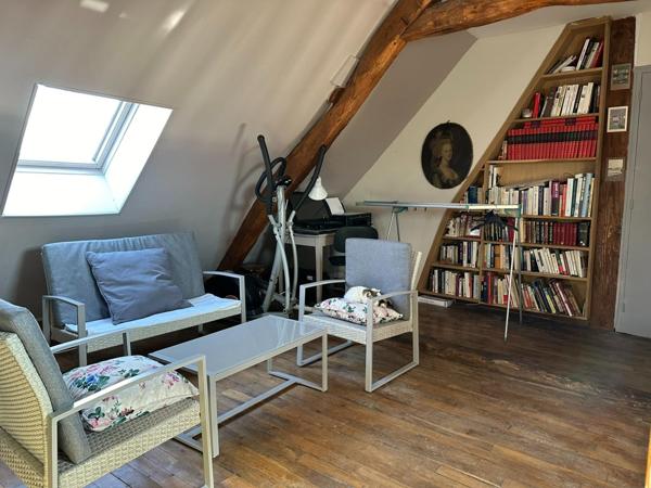 Longère 230 m², 4 pièces, 3 chambres, double garage.