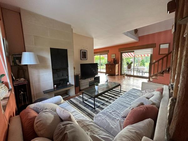 Longère 230 m², 4 pièces, 3 chambres, double garage.