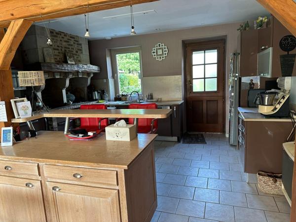 Longère 230 m², 4 pièces, 3 chambres, double garage.