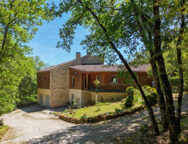 Maison contemporaine - Gourdon SECTEUR GOURDON - Au calme, Spacieuse Maison contemporaine avec piscine sur 1ha boisé