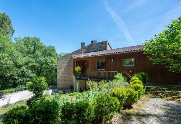 Maison contemporaine - Gourdon SECTEUR GOURDON - Au calme, Spacieuse Maison contemporaine avec piscine sur 1ha boisé