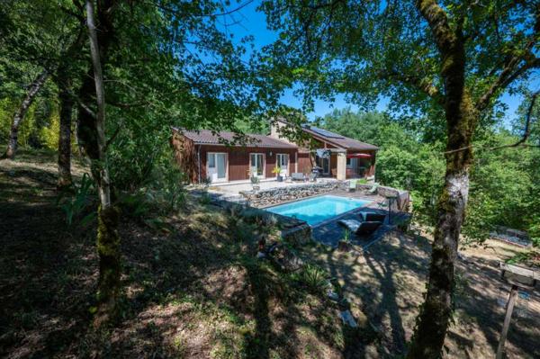 Maison contemporaine - Gourdon SECTEUR GOURDON - Au calme, Spacieuse Maison contemporaine avec piscine sur 1ha boisé