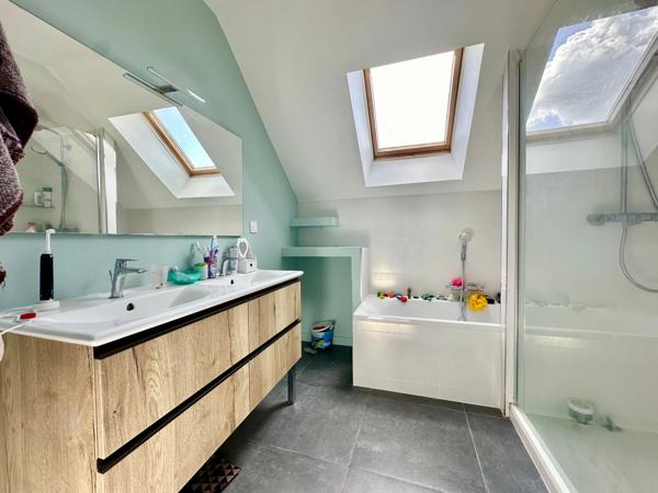 Maison à vendre de 4 chambres, 115m² de 2005 pièces VIVY (49680)